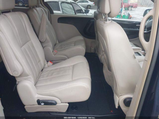 Chrysler Town & Country Touring Image 7