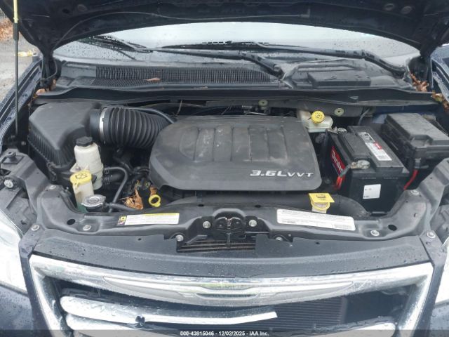 Chrysler Town & Country Touring Image 5