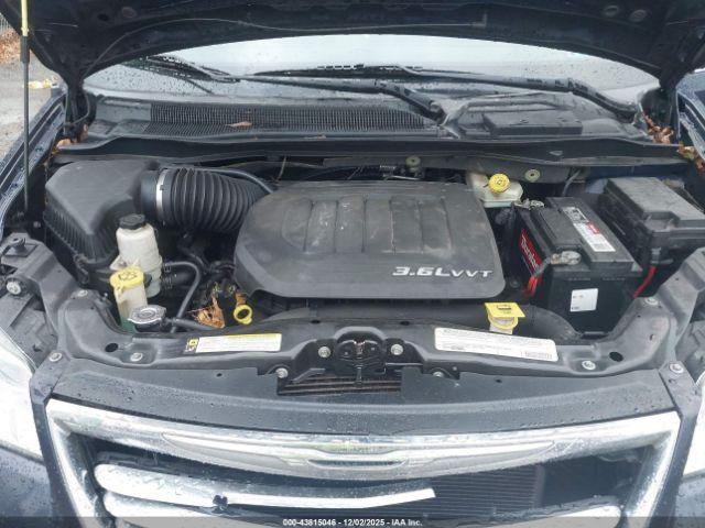 Chrysler Town & Country Touring Image 5