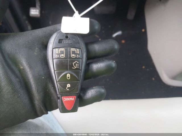 Chrysler Town & Country Touring Image 12