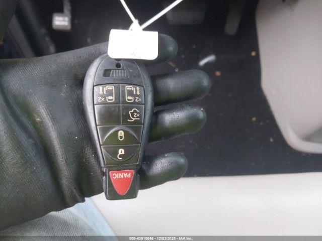 Chrysler Town & Country Touring Image 12