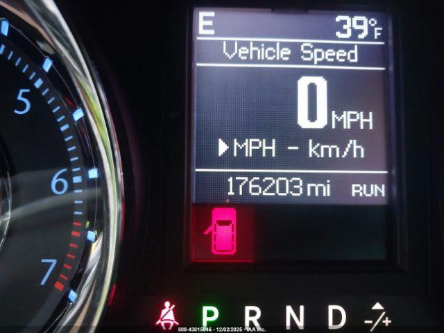 Chrysler Town & Country Touring Image 11