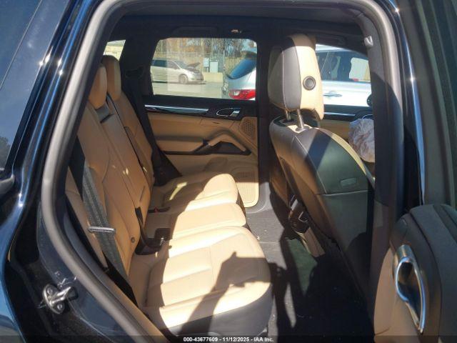 Porsche Cayenne S Image 16