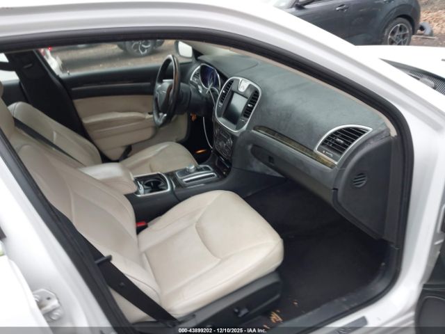 Chrysler 300c Image 10