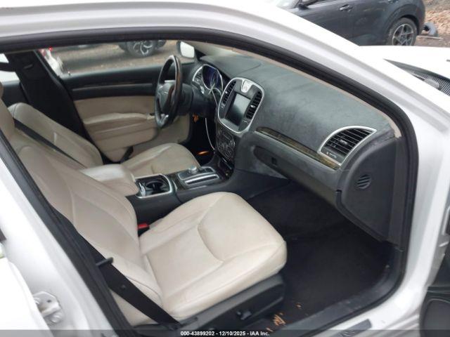 Chrysler 300c Image 10