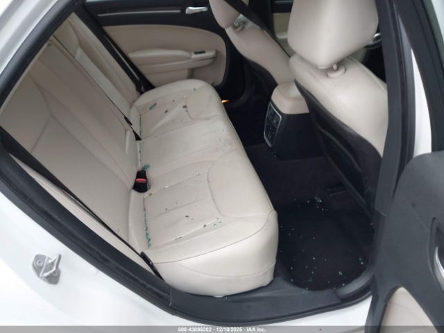 Chrysler 300c Image 8