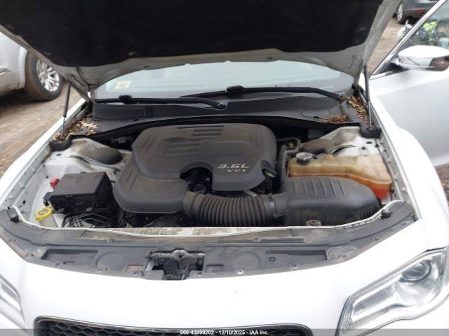 Chrysler 300c Image 15