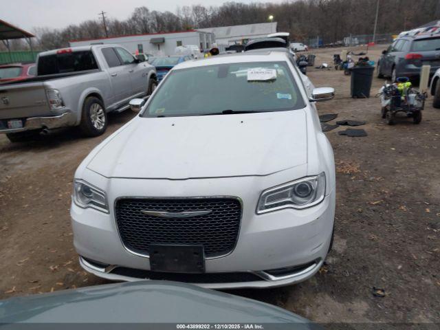 Chrysler 300c Image 16
