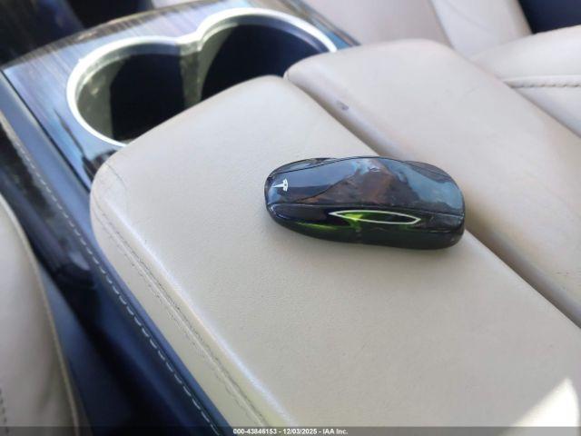 Tesla Model S Image 12