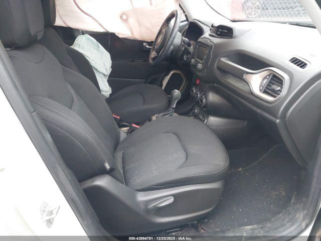 Jeep Renegade Latitude 4x4 Image 2