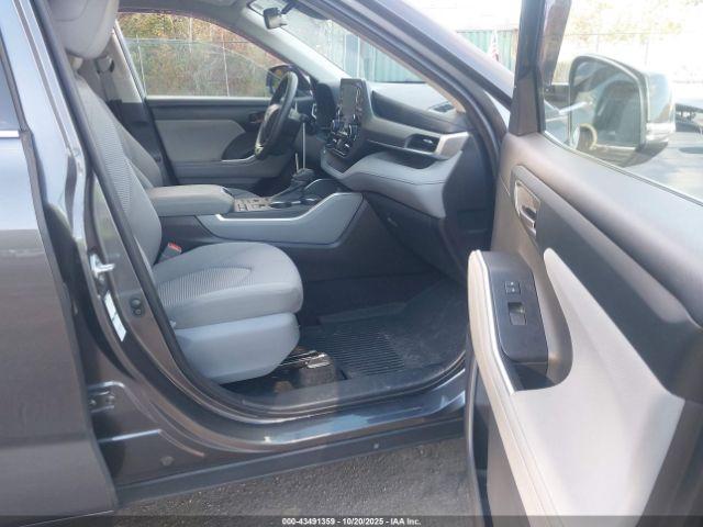 Toyota Highlander L Image 6