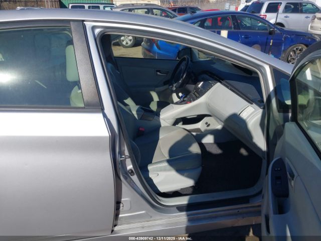 Toyota Prius Four Image 6