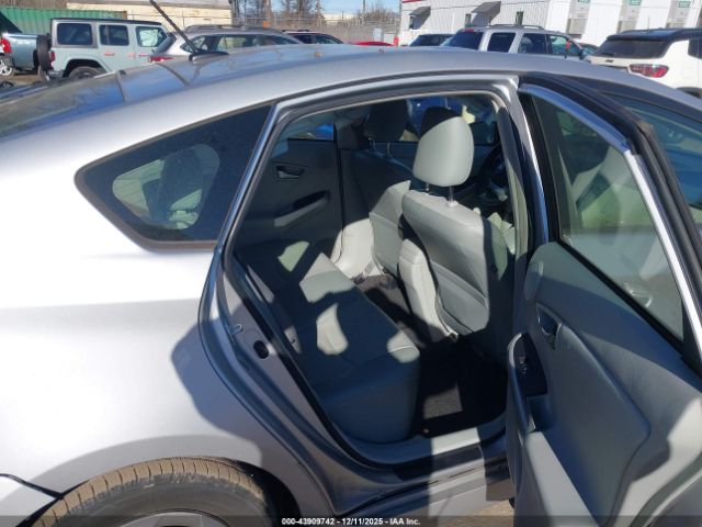 Toyota Prius Four Image 10