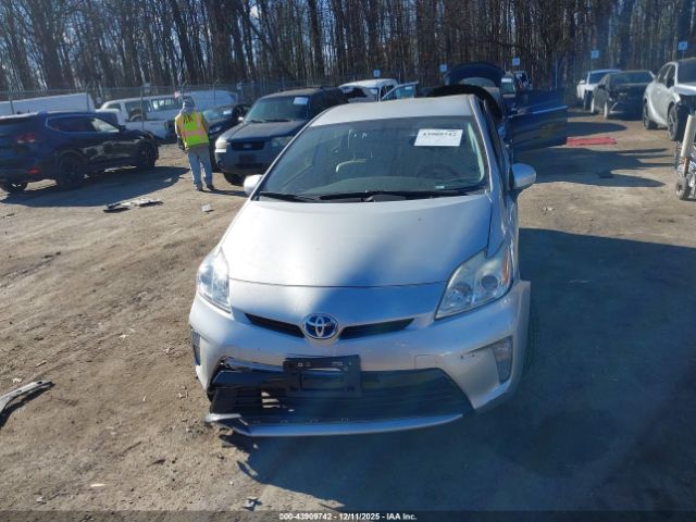 Toyota Prius Four Image 9