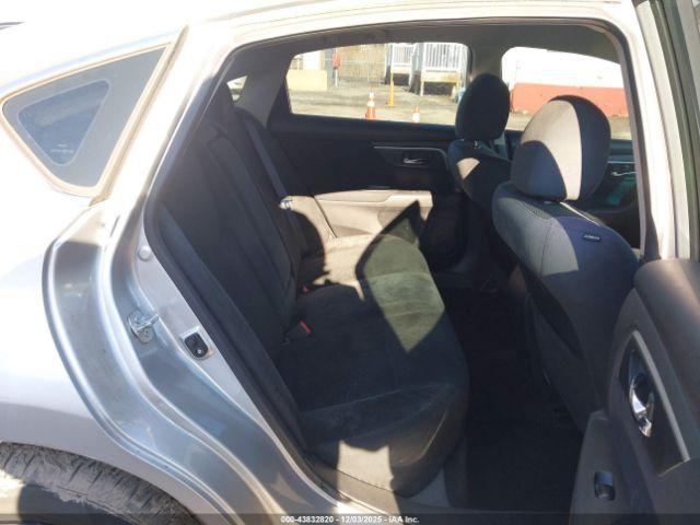 Nissan Altima Image 9