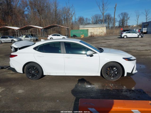 Toyota Camry Se Image 12