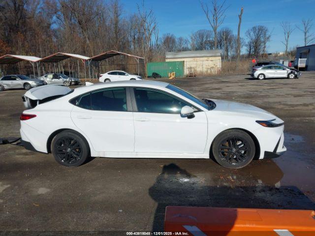 Toyota Camry Se Image 12