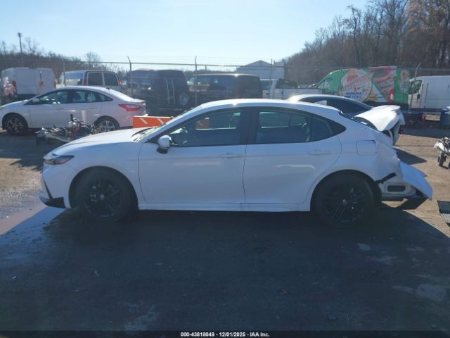 Toyota Camry Se Image 11