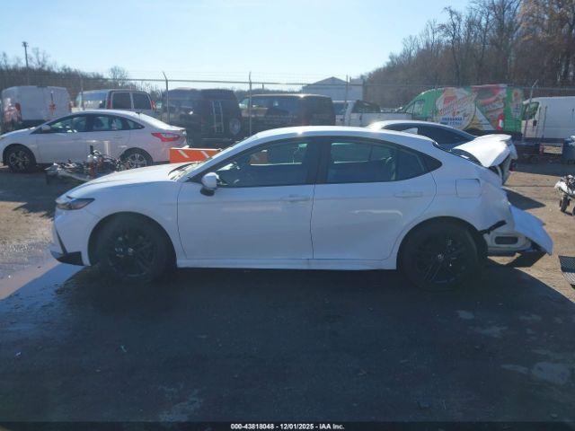 Toyota Camry Se Image 11