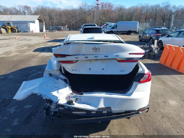 Toyota Camry Se Image 8