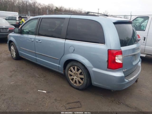 Chrysler Town & Country Touring Image 12