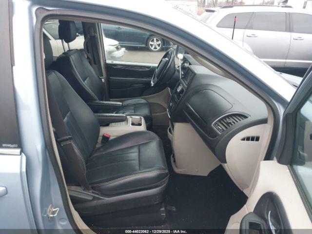 Chrysler Town & Country Touring Image 9