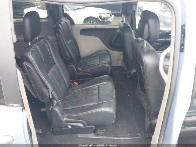 Chrysler Town & Country Touring Image 11