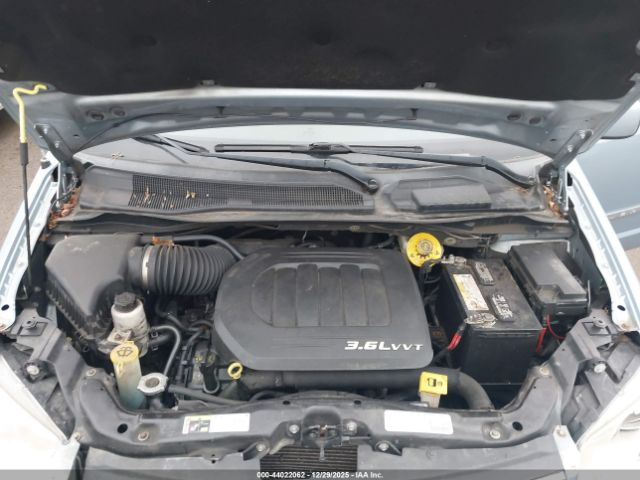 Chrysler Town & Country Touring Image 5