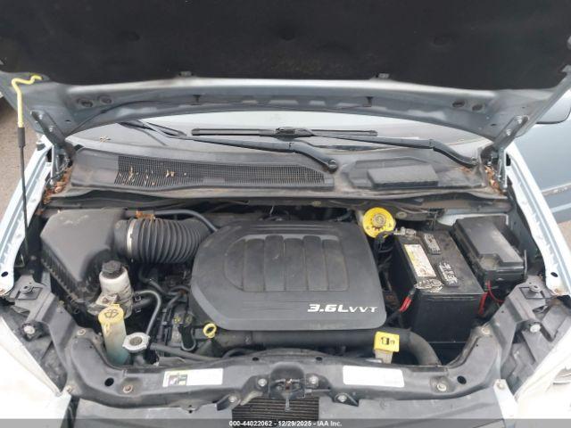 Chrysler Town & Country Touring Image 5