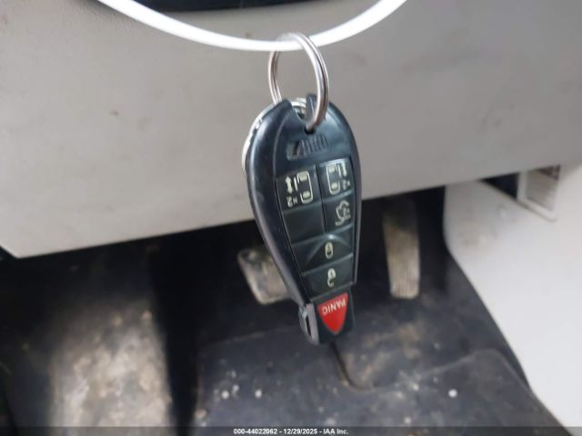 Chrysler Town & Country Touring Image 4