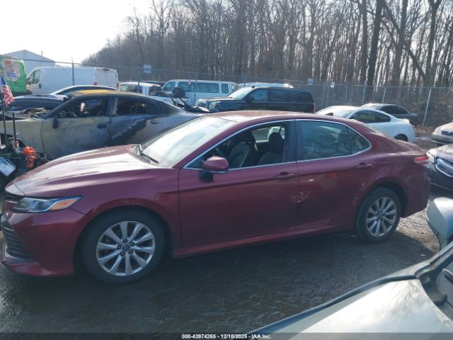 Toyota Camry Le Image 11