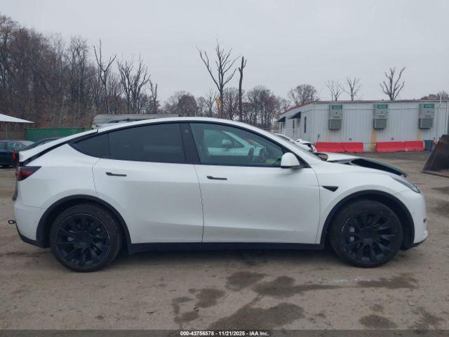 Tesla Model Y Long Range Dual Motor All-wheel Drive Image 17